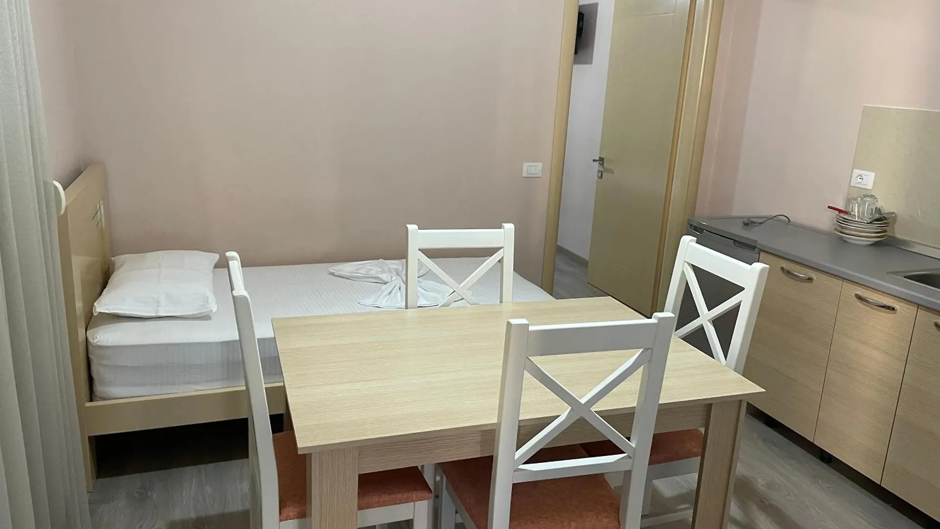 *** Aparthotel Rent Rooms Kapri Pogradec Albanien
